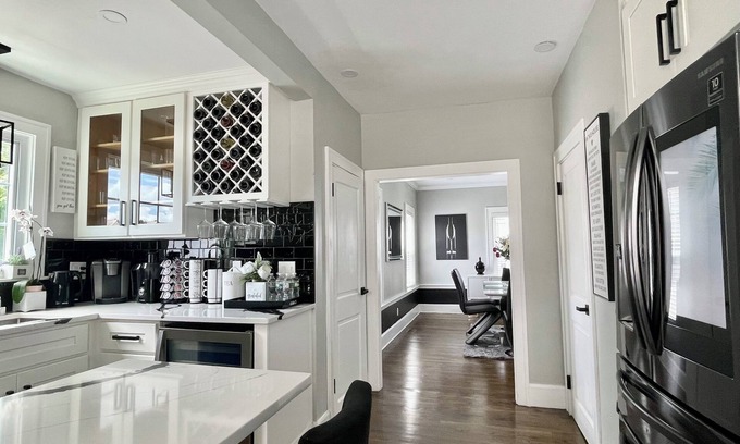 Brockton Casa | Stylish 2 Bedroom Home with Modern Features and Amenities—WIFI and Central Air