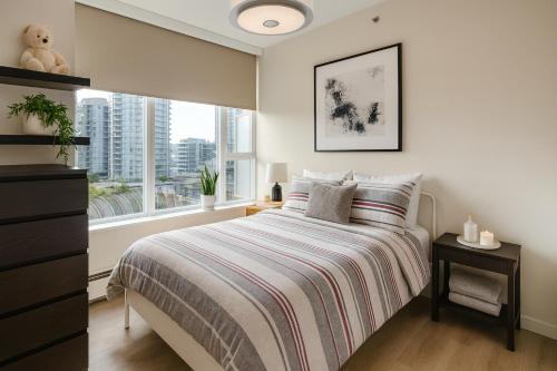 Crosstown Apartamento | Stylish 2 Bedroom Oasis in a Trendy Urban Enclave