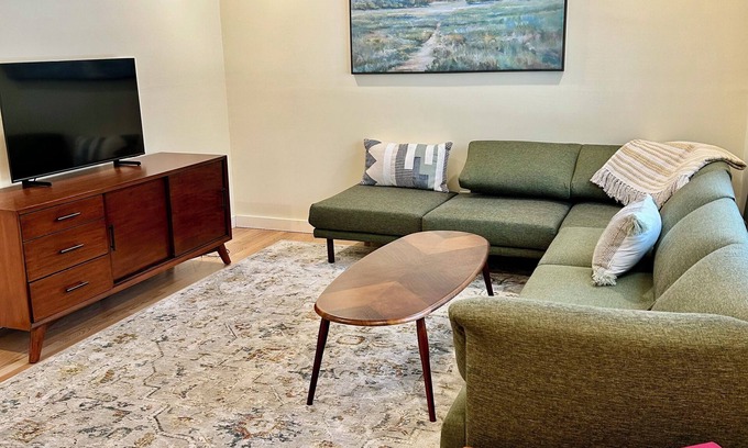 Bernardston Casa | Stylish 2-bedroom townhome with WiFi, AC near private schools.