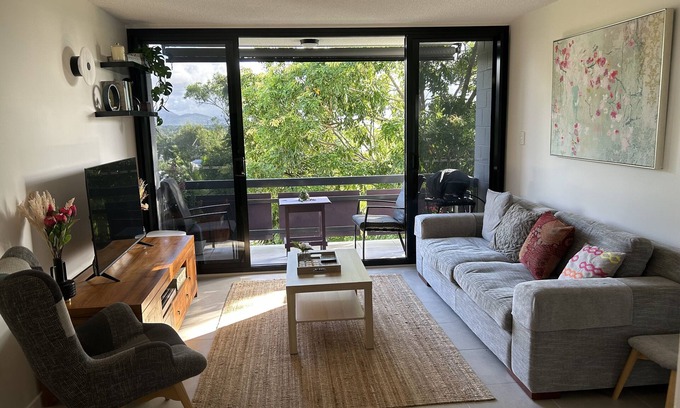 West End Apartamento | Stylish 2 bedroom unit convenient location, West End