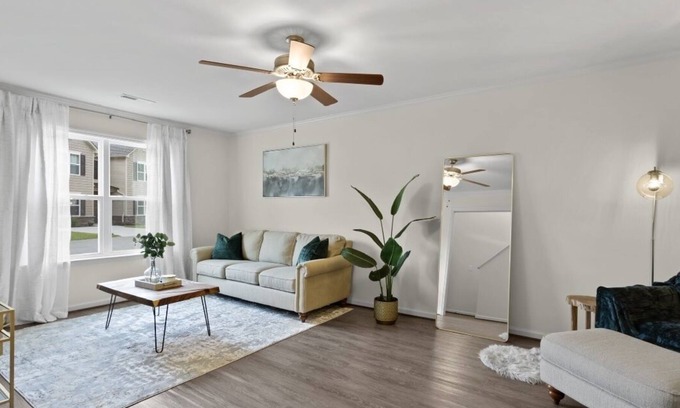 McCutcheon Field Casa | Stylish 2-Bedroom Townhome!