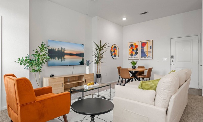 Montopolis Apartamento | Stylish 2-bedroom with Balcony, Gym & Pool - Near Downtown & Airport