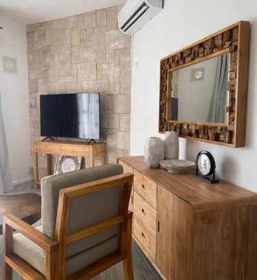 Roches Noires Apartamento | Stylish 2-Beds beach side apart with common pool Post Lafayette