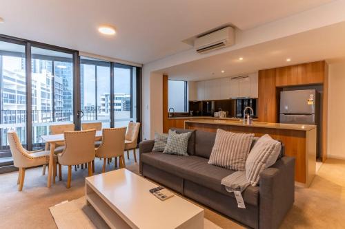Wentworth Point Apartamento | Stylish 2B Partial Water Views Next to Shopping