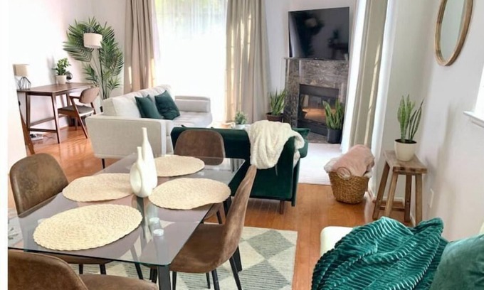 Valencia Condominio | Stylish 2bd/2ba condo 4 miles from Six Flags! Sleeps 6