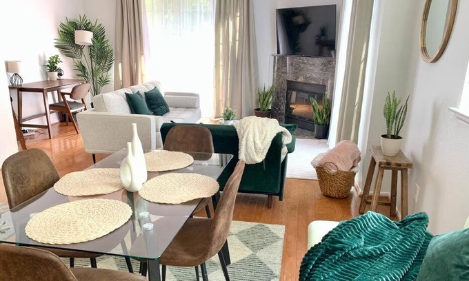 Valencia Apartamento | Stylish 2bd/2ba condo 4 miles from Six Flags!