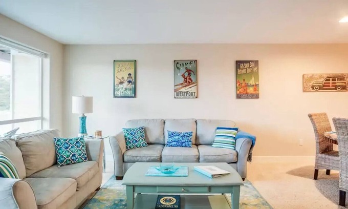 Westport Condominio | ☀️Stylish 2bd @beach~King Bed~jetted tub~Dog friendly~Elevator