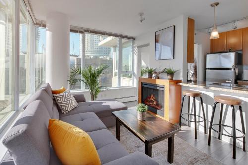 Crosstown Apartamento | Stylish 2BD Condo in Downtown with Marina View