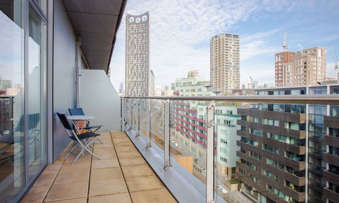 Walworth Condominio | Stylish 2BD Flat with Balcony and City Views