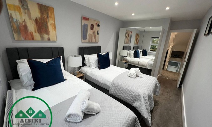 North Finchley Apartamento | Stylish 2Bedroom/2Bathroom Pet Friendly Duplex Flat with FREE WIFI