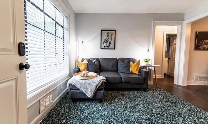 West End Casa | Stylish 2BR 1 Mile From Downtown And The Aquarium
