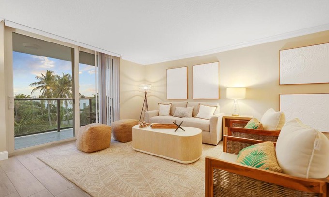 Boca Raton Apartamento | Stylish 2BR, 2BA Apartment with Balcony & Pool - Just Steps from the Beach