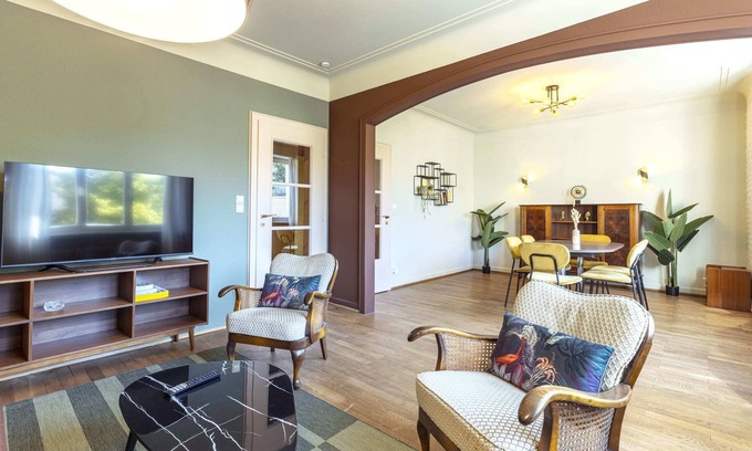 South Bonnevoie Apartamento | Stylish 2BR Apartment: Workspace, Balcony, Wi-Fi