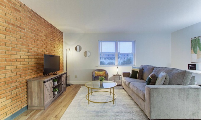 North Canton Apartamento | Stylish 2BR Apt w/ Parking, Near Airport