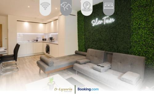 Royal Docks Apartamento | Stylish 2BR By DLuxoria Short Lets & Serviced Accommodation Greater London With Pet Friendly, Free WiFi & Free Parking