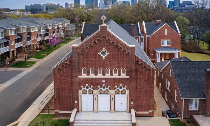 Wesley Heights Casa | Luxury Rooftop Townhome in Restored Church, 5 mins to DT