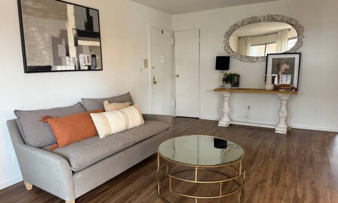 Central Islip Condominio | Stylish 2BR Condo Near Beaches, Hamptons & Vineyards – Summer Ready!