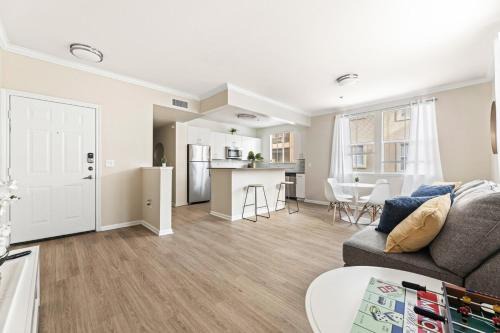 Valencia Apartamento | Stylish 2BR Condo with Amenities Near Six Flags
