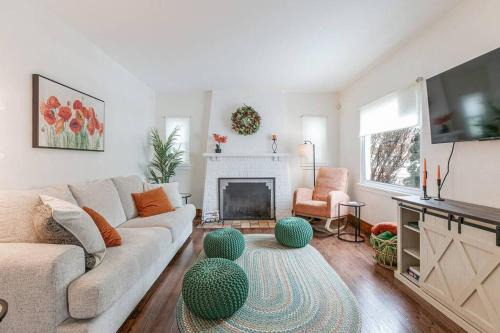 South Bend Casa | Stylish 2br Cozy Home 10min Drive from ND!