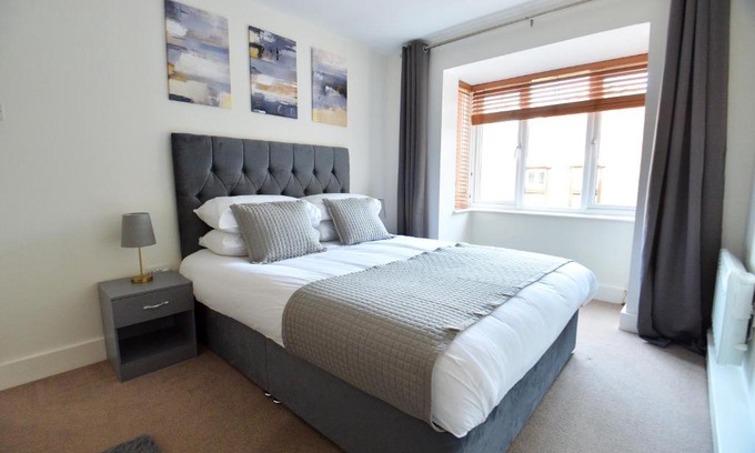 Crawley Apartamento | Stylish 2BR Flat - 2 Free Parking Spaces - Near LGW Airport