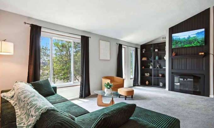 Bloomington Apartamento | Stylish 2BR Loft Near ISU, Hospitals & Downtown