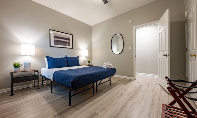 Near Eastside Casa | 5 Mins to Downtown, Balcony, Free Parking