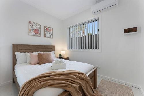 Hurstville Casa | Stylish 2BR Retreat | Walk to Dining & Transport