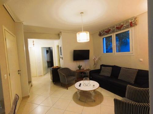 Loutraki Apartamento | Stylish 2BR Semi-Basement- Cozy & Family-Friendly Retreat