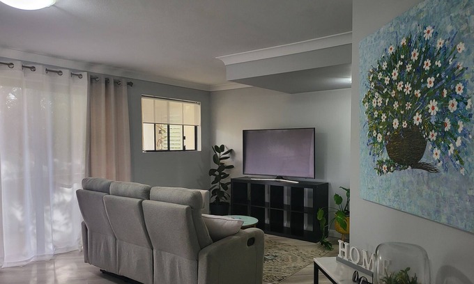 Biggera Waters Apartamento | Stylish 2br unit, next to the beach, restaurants, 5 min away from Harbour town.