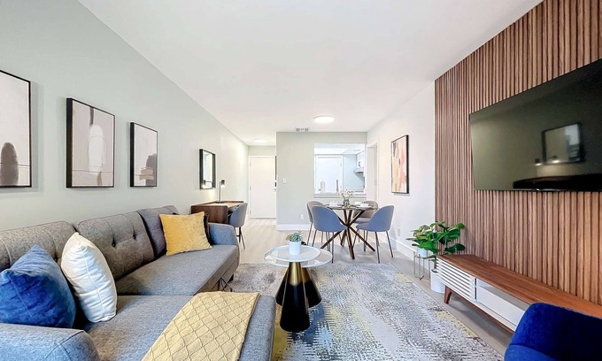 Lauderdale Harbours Condominio | Stylish 2BR with Pool & Modern Amenities
