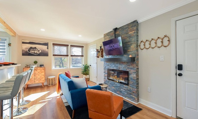 Parkville Apartamento | Stylish 2BR with King Bed, Coffee Bar, Smart TVs, Spa Shower, and Great WiFi