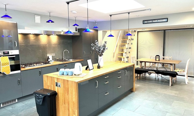 Montpellier Casa | Stylish 3-bed converted bakery in central Cheltenham – bold, bright & perfect for groups.