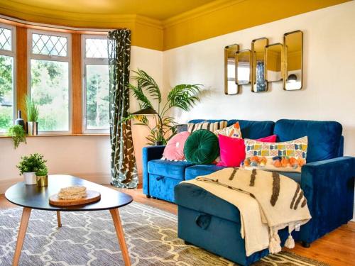 Roath Casa | Stylish 3 Bed Home with Parking!