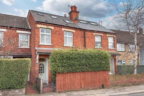 London Borough of Hounslow Casa | Stylish 3-Bed House in Brentford near Richmond
