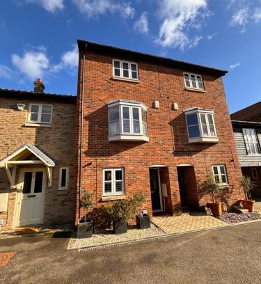 Bury St Edmunds Casa | Stylish 3 bedroom townhouse for 5 guests, set in the medieval grid with off street parking