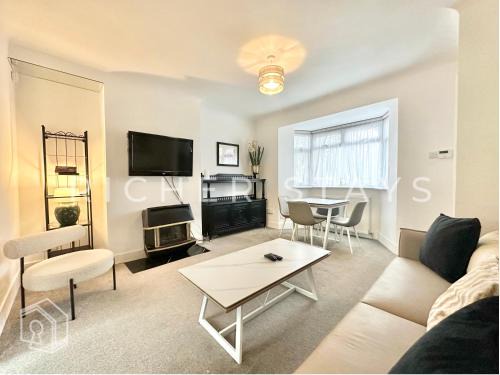 Borehamwood Casa | Stylish 3-Bedroom Garden Home, AC, Contractors and Families
