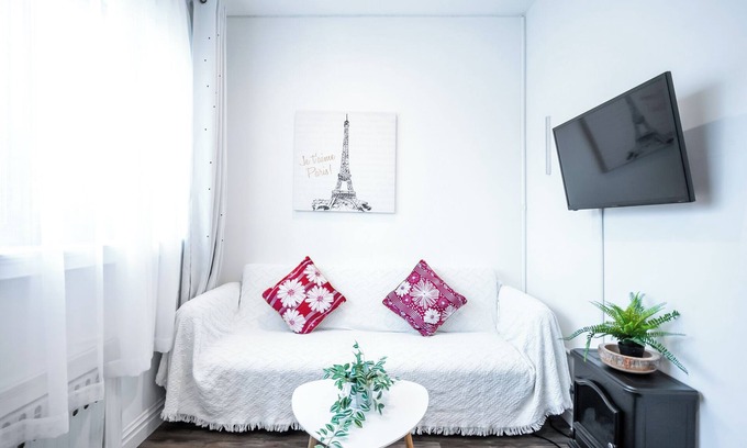 East Flushing Casa | Stylish 3-bedroom House with Skylight and Access to Rooftop Deck and Patio