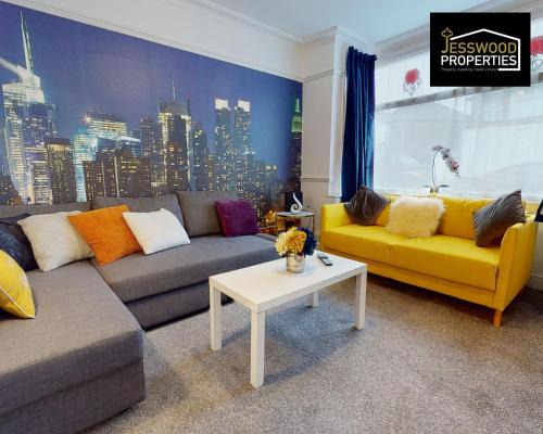 Luton Casa | Stylish 3 Bedroom House by Jesswood Properties Short Lets near M1 Luton Airport For Contractors & Business
