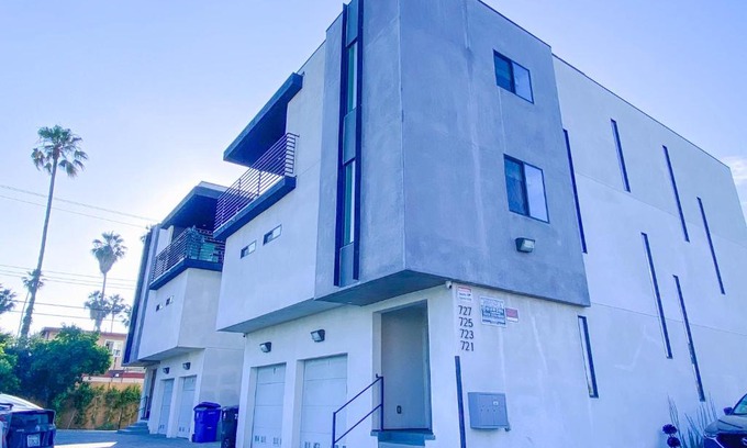 East Hollywood Casa | Stylish 3 BR/3BR family house