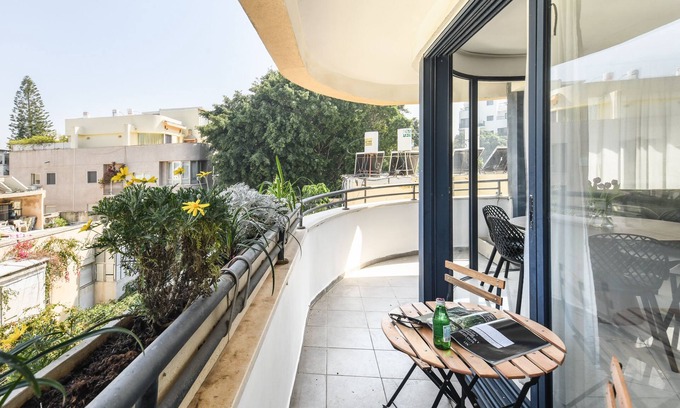 Old North Apartamento | Stylish 3-BR Apt w Balcony and Parking