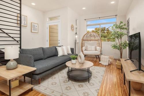 Minor Casa | Stylish 3 BR Capitol Hill Home With 96 Walk Score