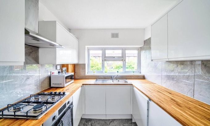 Stanwell Apartamento | Stylish 3-bed Flat with Patio Near Heathrow