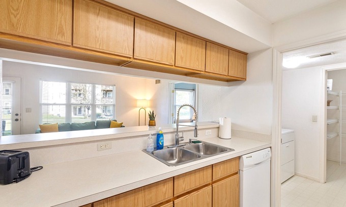 Bryant Pattengill West Condominio | Stylish 3BD 2 Miles from Stadium