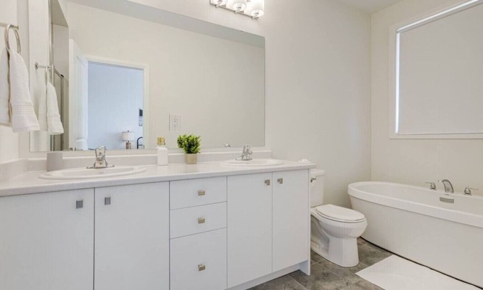Pickering Apartamento | Stylish 3BDR in Pickering's Heart | Free Parking