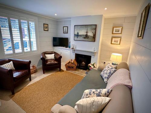 Cowes Casa | Stylish 3BR Cowes Cottage Close To The Waterfront