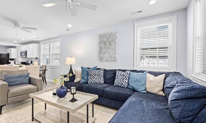 Gardens Condominio | Stylish 3BR - Gardens Neighborhood Patio & Parking