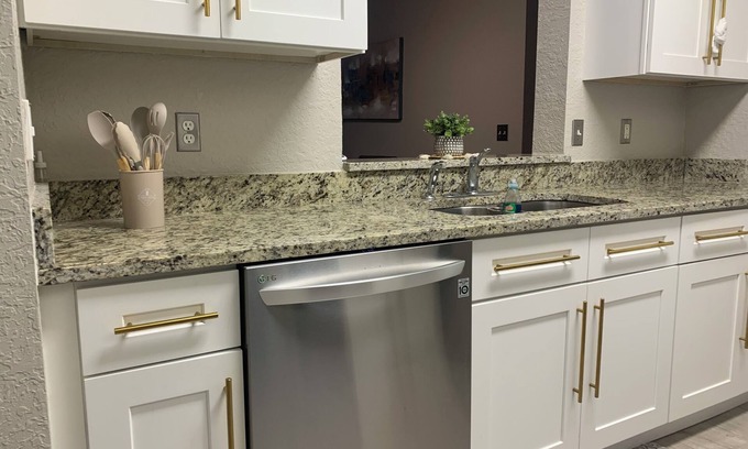Vista East Apartamento | Stylish 3BR Gated Retreat Near MCO - Pool - Walk to Dining & Shops - 2 Masters