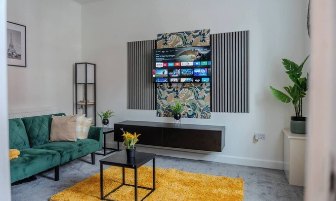 Ashton-under-Lyne Casa | Stylish 3BR House 18mins to Peak District/Wifi/Free Parking/Netflix/Sky Sports