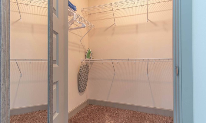 Buechel Apartamento | Stylish 3BR Getaway | Pool, Gym Access & Free Parking