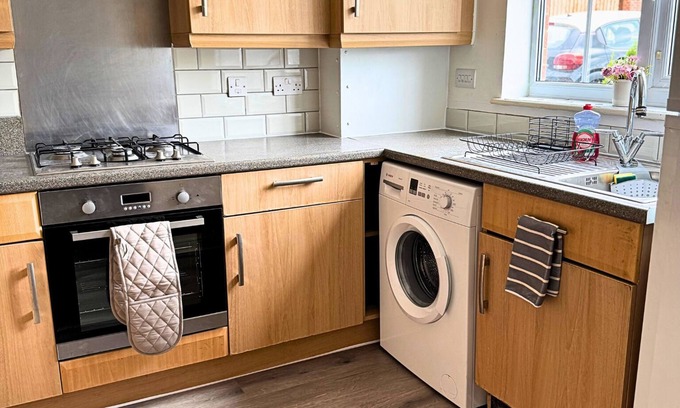 Corby Casa | Stylish 3BR Home | Garden + Wi-Fi + Parking – Perfect for Work or Family